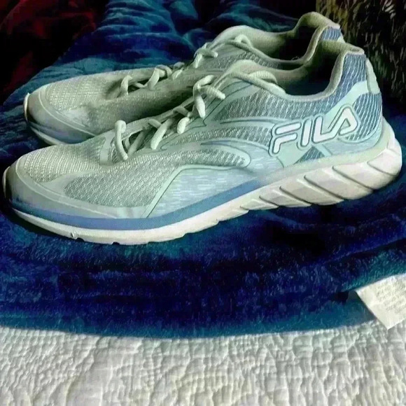 Fila ladies tennis shoe. Size 11. Excellent condition Light blue and white clean - Picture 1 of 10